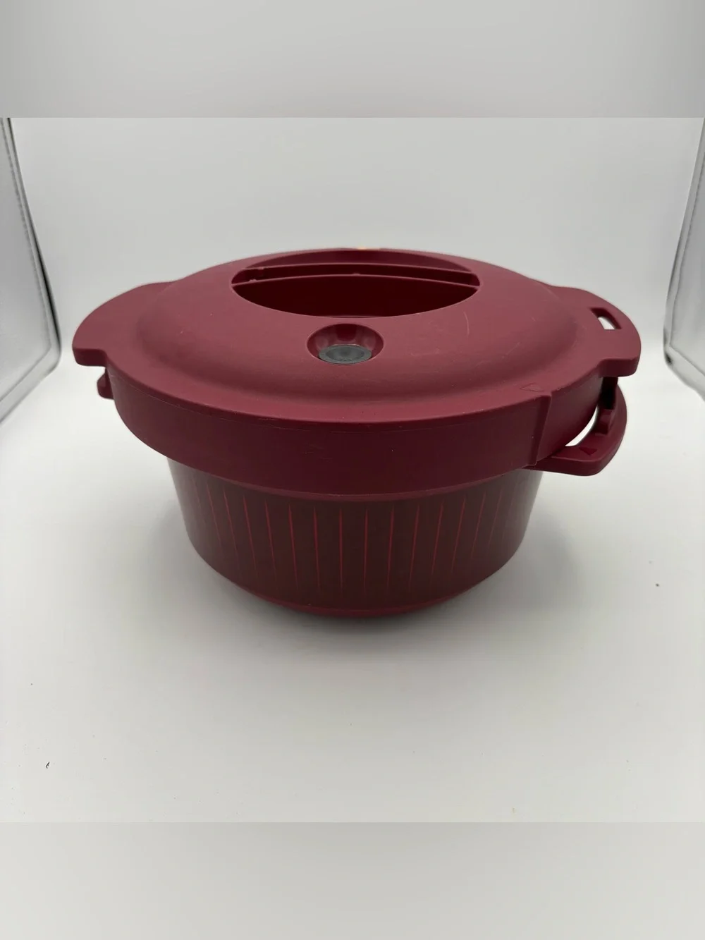 TUPPERWARE MICROWAVE PRESSURE COOKER - ROUND 3 QUART - BURGUNDY RED - 7643A